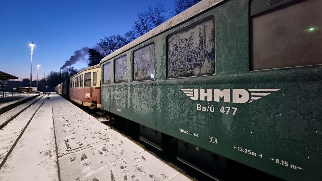 Opuštěné vlaky Jindřichohradeckých místních drah na jindřichohradeckém nádraží