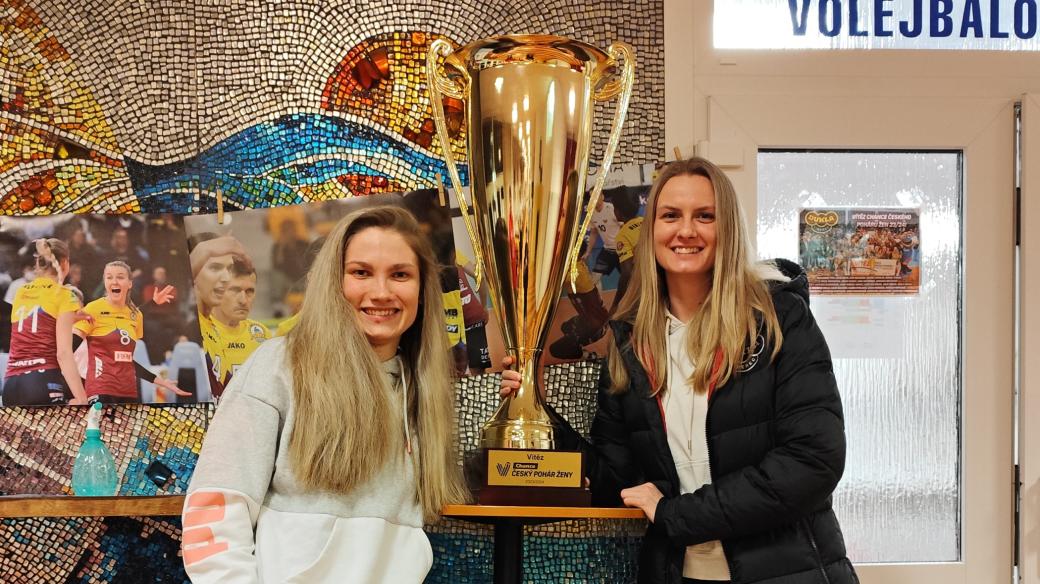 Zleva: Lucie Kolářová a Lucie Šulcová, volejbalistky Dukly Liberec s vybojovaným pohárem