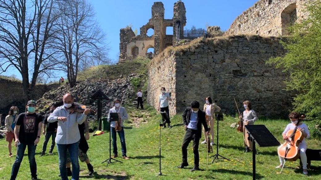 Po nuceném volnu kvůli koronaviru se členové Jihočeské filharmonie sešli na zřícenině Dívčí kámen, aby tu natočili hudební klip