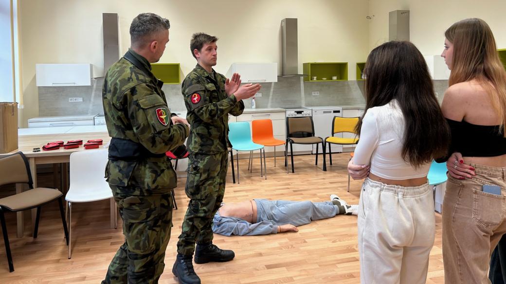 Den s armádou - Naše stopy v NATO. Učitele ZŠ v Pecce na Jičínsku vystřídali profesionální vojáci