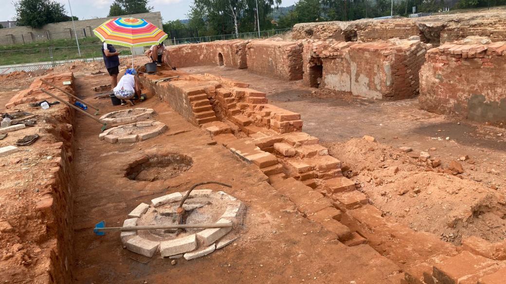 Pozůstatky 120 let staré cihelny v Roztokách u Prahy - technická památka