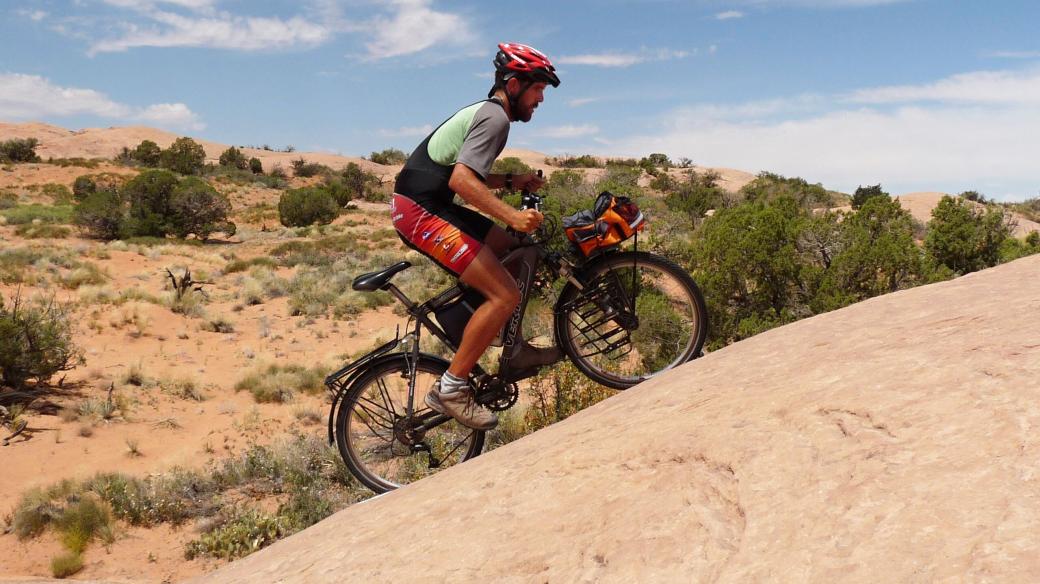 Po nejstarší bikerské stezce Slick Rock Bike Trial v Utahu