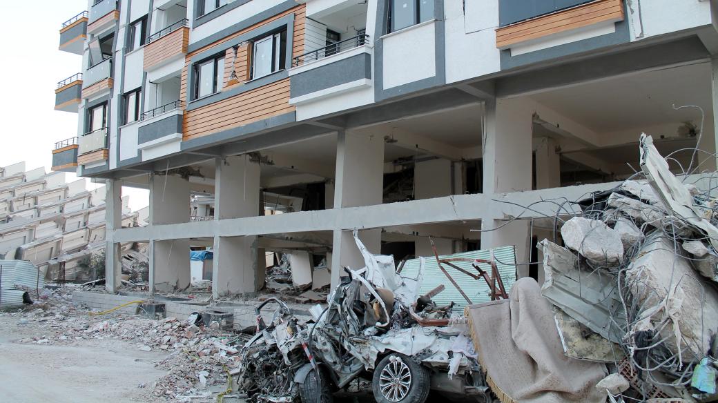 Jeden z domů poškozených při katastrofálním zemětřesení v Turecku
