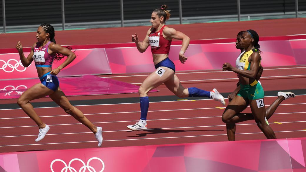 Lada Vondrová při rozběhu závodu na 400 m na letních olympijských hrách v Tokiu 2020