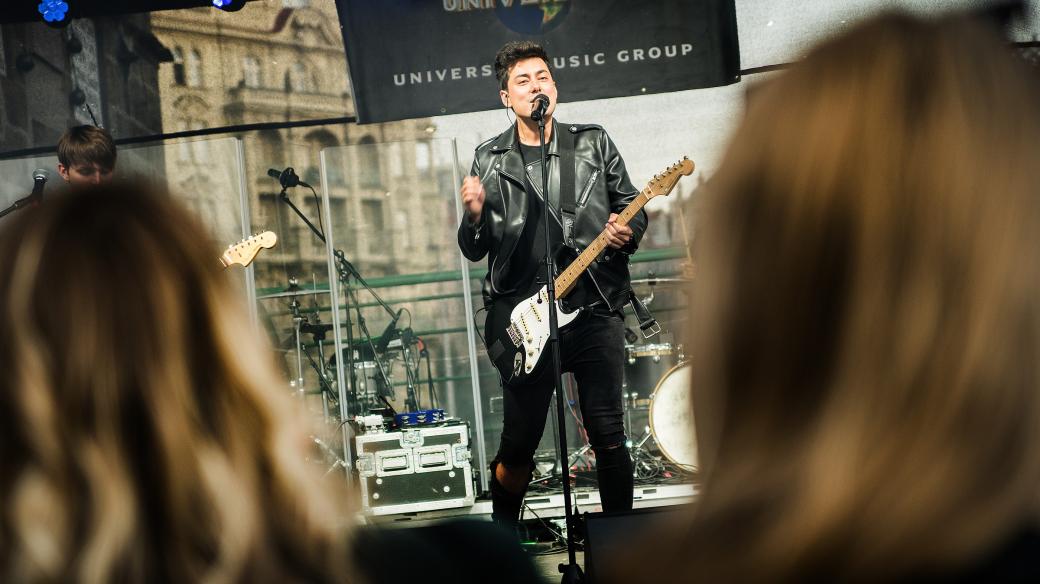 Na showcase večírku vydavatelství Universal Music se představila s novinkami skupina Mirai 