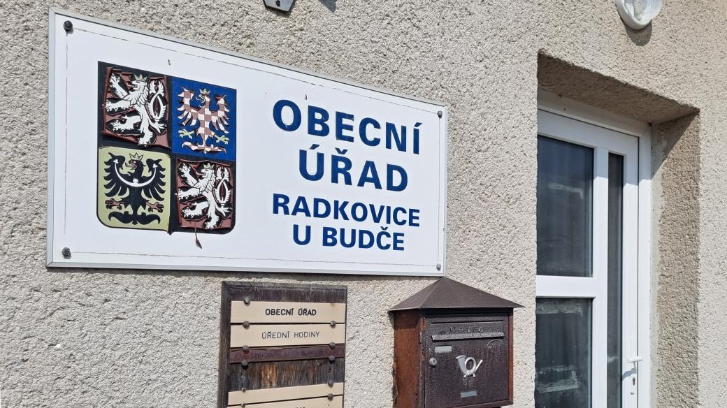 Ač mají Radkovice sedmi set letou historii, vlastní znak a vlajka jim zatím chybí