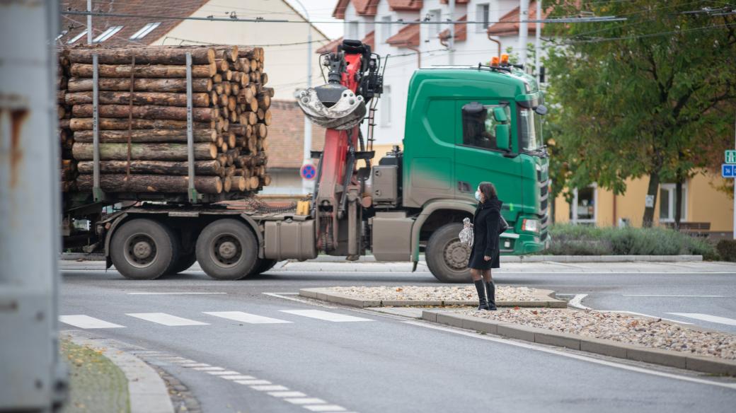 Návěs se dřevem projíždí po kruhovém objezdu v Lázních Bohdaneč