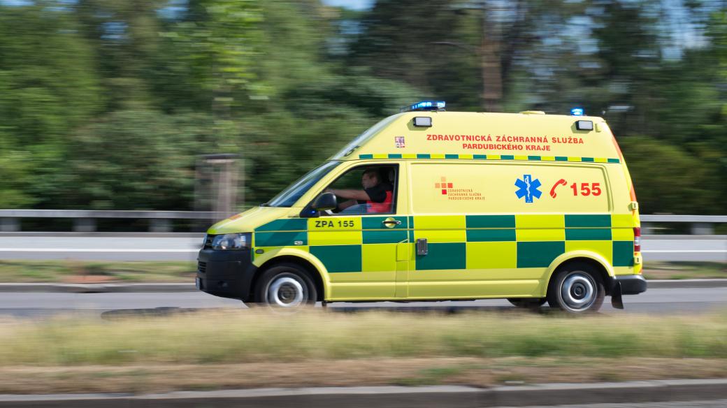 Posádka sanitky spěchá za pacientem