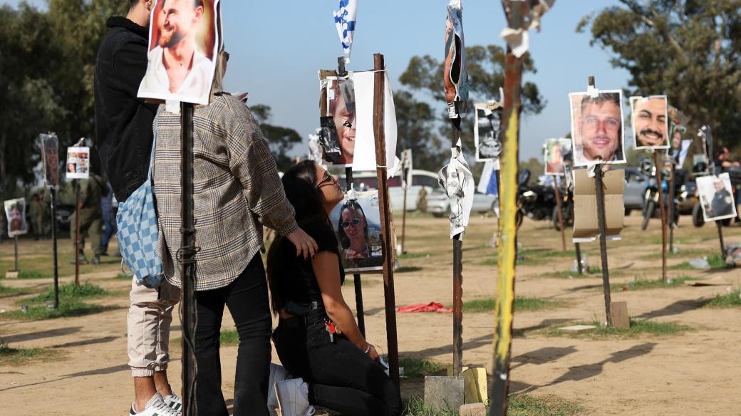 Lidé navštěvují pietní místo v oblasti Reim, kde proběhl útok Hamásu na hudební festival.