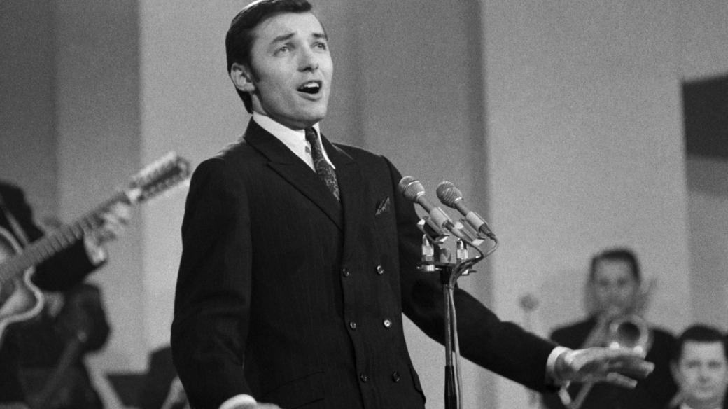 Zpěvák Karel Gott na snímku z 19. února 1967 během vyhlašování výsledků ankety Zlatý slavík 1966