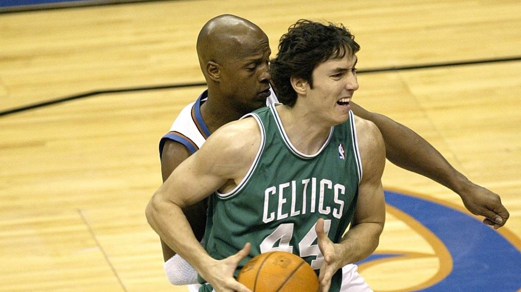 Jiří Welsch z Boston Celtics se snaží v roce 2004 prosadit přes Anthonyho Peelera z Washington Wizards