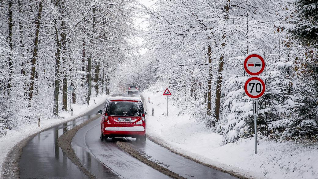 Řidiče opět trápí ledovka. Některé úseky silnic jsou uzavřené, jiné sjízdné se zvýšenou opatrností