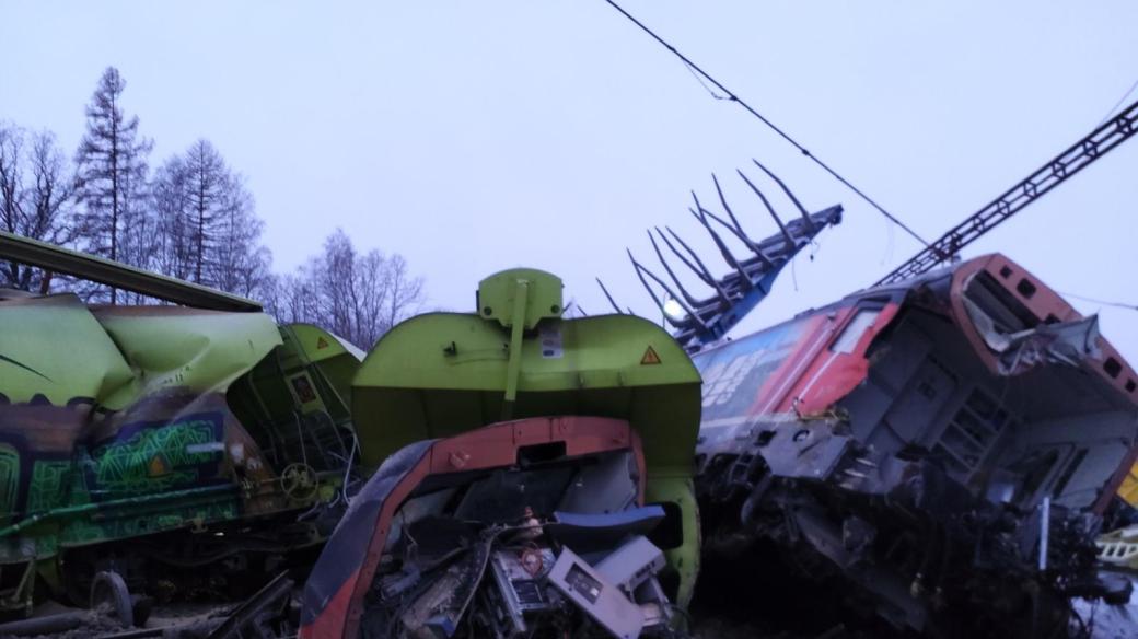 V České Třebová na Orlickoústecku se v neděli ráno před 06:00 srazily dva nákladní vlaky.