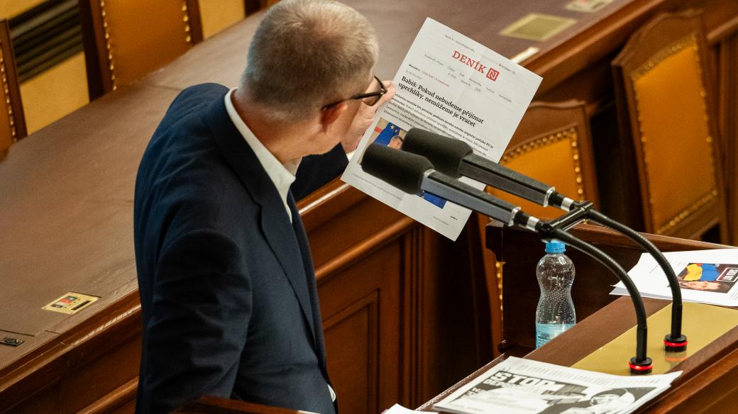 Andrej Babiš s novinovým článkem Deníku N mimořádné schůzi Sněmovny o migračním paktu