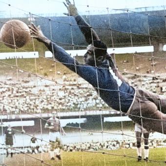 Brankář brazilského fotbalového týmu Gilmar v akci na stadionu Maracana v zápase mezi Palmeiras a Flamenco na turnaji Rio-Sao Paulo, Rio De Janeiro, Brazílie. 3. listopadu 1961