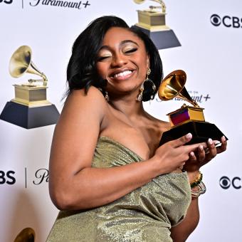 Americká jazzová zpěvačka Samara Joy pózuje s cenou za nejlepší jazzovou skladbu „Tight“ během 66. výročního udílení cen Grammy 4. února 2024