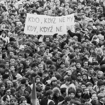 Listopad 1989 v Praze, demonstrace na Letné