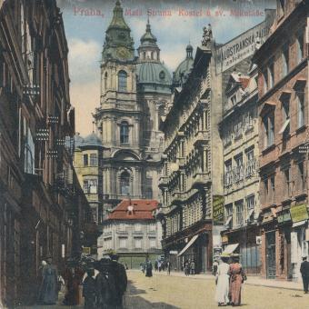 Malá Strana – Ulice k mostu, dnes ulice Mostecká, kostel u sv. Mikuláše, kolem roku 1919