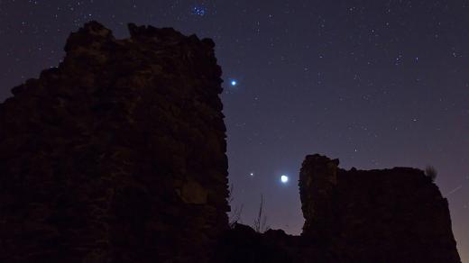 Jupiter, Měsíc a Venuše s hvězdokupami