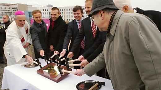 Slavnostní poklepání na základní kámen výzkumného a vzdělávacího centra Lékařské fakulty Univerzity Karlovy v Plzni 