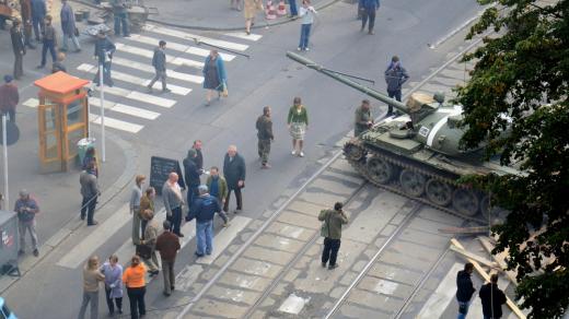 Před Českým rozhlasem se natáčí akční scéna nového filmu Krycí jméno Holec