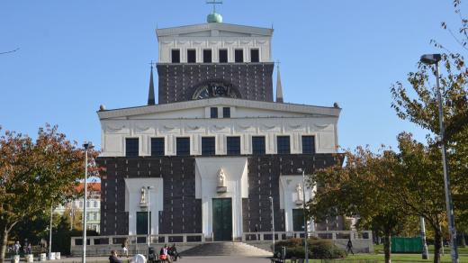 Architekt Plečnik stavbu vyzdobil královskými symboly, plášť svatostánku evokuje hermelínový plášť, na vrcholu věže je královské jablko