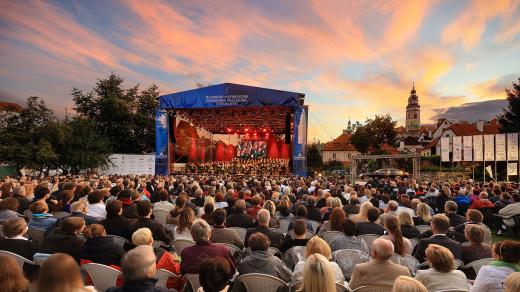 Carl Orff: Carmina Burana. Slavnostní závěrečný koncert 25. ročníku MHF Český Krumlov v Pivovarské zahradě