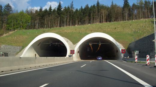 Západní portál tunelu Valík na dálnici D5, nedaleko Plzně