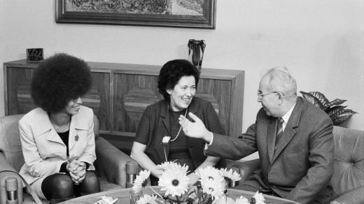 Generální tajemník ÚV KSČ Gustáv Husák přijal 26. září 1972 v budově ÚV KSČ v Praze k přátelskému rozhovoru členku ÚV KS USA Angelu Davisovou (vlevo)