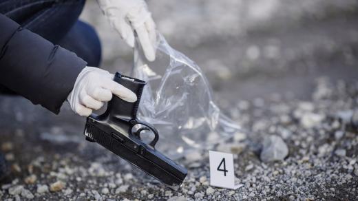 místo činu zločin důkazy crime pistole vyšetřování detektiv policie