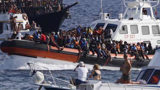 Migranti u břehů italského ostrova Lampedusa