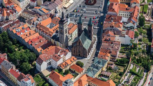 Vnější rozměry Katedrály svatého Ducha v Hradci Králové jsou délka 56 m, šířka 25 m, výška lodi 48 m. Roku 1997 k jubileu sv. Vojtěcha ji navštívil papež Jan Pavel II.