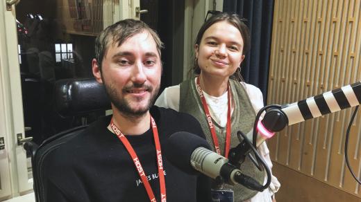 Moderátoři podcastové série Postíže Jakub Strouhal a Zuzana Kašparová