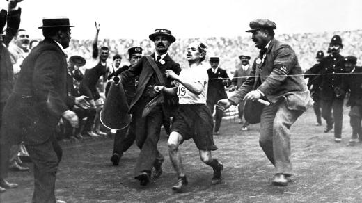Dorando Pietri probíhá cílem na LOH v Londýně 1908