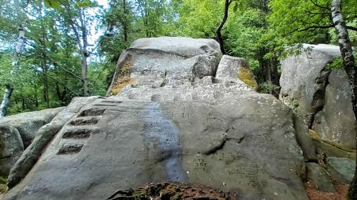 K vytesaným sedačkám na největší skále se váže pověst, že zde zasedalo lovčí právo