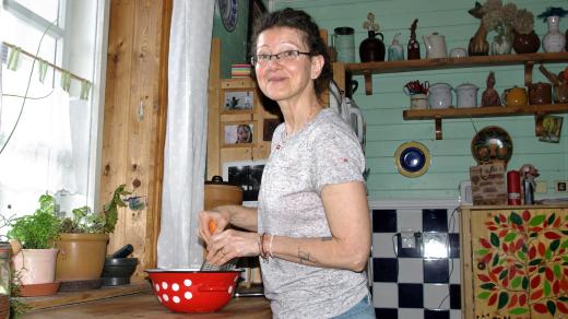 Moje kuchyně - můj hrad... Eva Francová připravuje pokrmy pro budoucí Krizovou kuchařku ze Svatojánu
