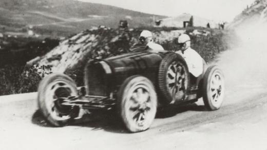 Eliška Junková ve voze Bugatti při závodu Targa Florio