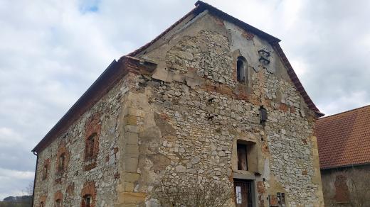 Právě kolem téhle sýpky měly být kdysi nalezeny neobvykle velké kosti