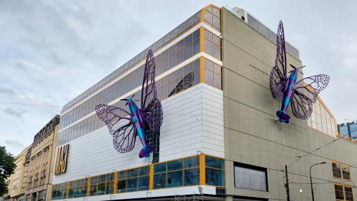 Fasádu obchodního domu Máj zdobí motýli sochaře Davida Černého