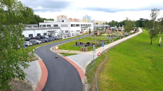 Nová trasa cyklostezky podél odpočinkové zóny u sídliště Vltava v Českých Budějovicích