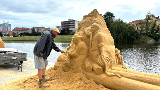 Obří sochy z písku na náplavce v Písku. Letošním tématem je voroplavba
