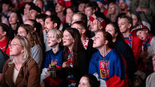 Hokejoví fanoušci sledují utkání na velkoplošné obrazovce na Masarykově náměstí v centru Ostravy