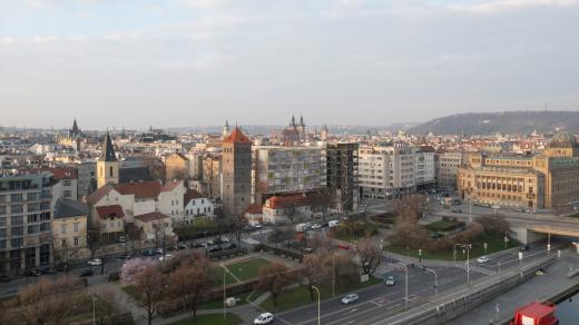 Na konci Revoluční ulice vyroste nový bytový dům Revoluční 30. V přízemí bude mít veřejnou pasáž. Navrhli ho architekti ze studia Peer z Brna a ze studia Muoto z Paříže