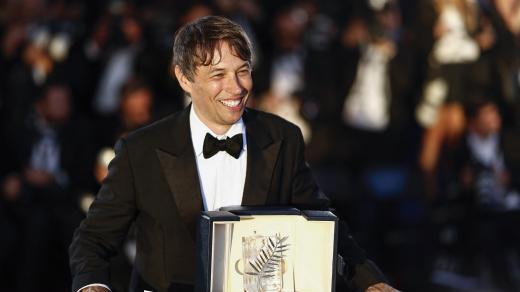 Americký režisér Sean Baker pózuje s trofejí během fotografování poté, co získal Zlatou palmu za film Anora během závěrečného ceremoniálu 77. ročníku filmového festivalu v Cannes 25. května 2024