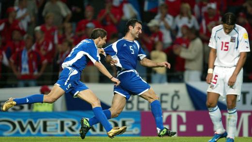 Řekové se radují z rozhodujícího gólu proti Česku v semifinále Eura 2004