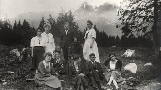 Franz Kafka (sedící vpravo) během svého pobytu ve Vysokých Tatrách s lékařem Robertem Klopstockem (sedící vlevo)