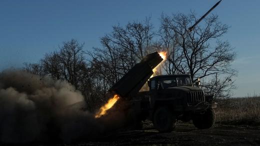 Ukrajinští vojáci odpalují raketový systém BM-21 Grad směrem k ruským jednotkám v Doněcké oblasti