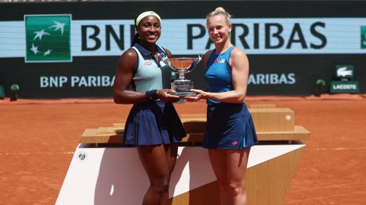 Cori Gauffová (vlevo) a Kateřina Siniaková s trofejí pro vítězky čtyřhry na Roland Garros