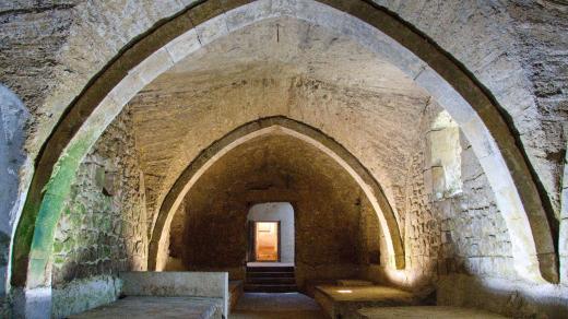 Komenda byl opevněný klášter. Využívaly ho řády, které v sobě měly bojovou složku. Měly zajišťovat bezpečnost obchodníků na cestách