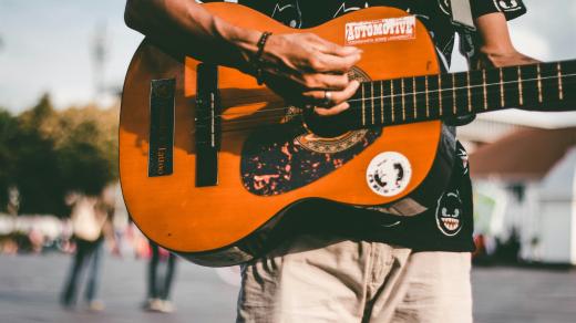 kytara, busking, ilustrační foto